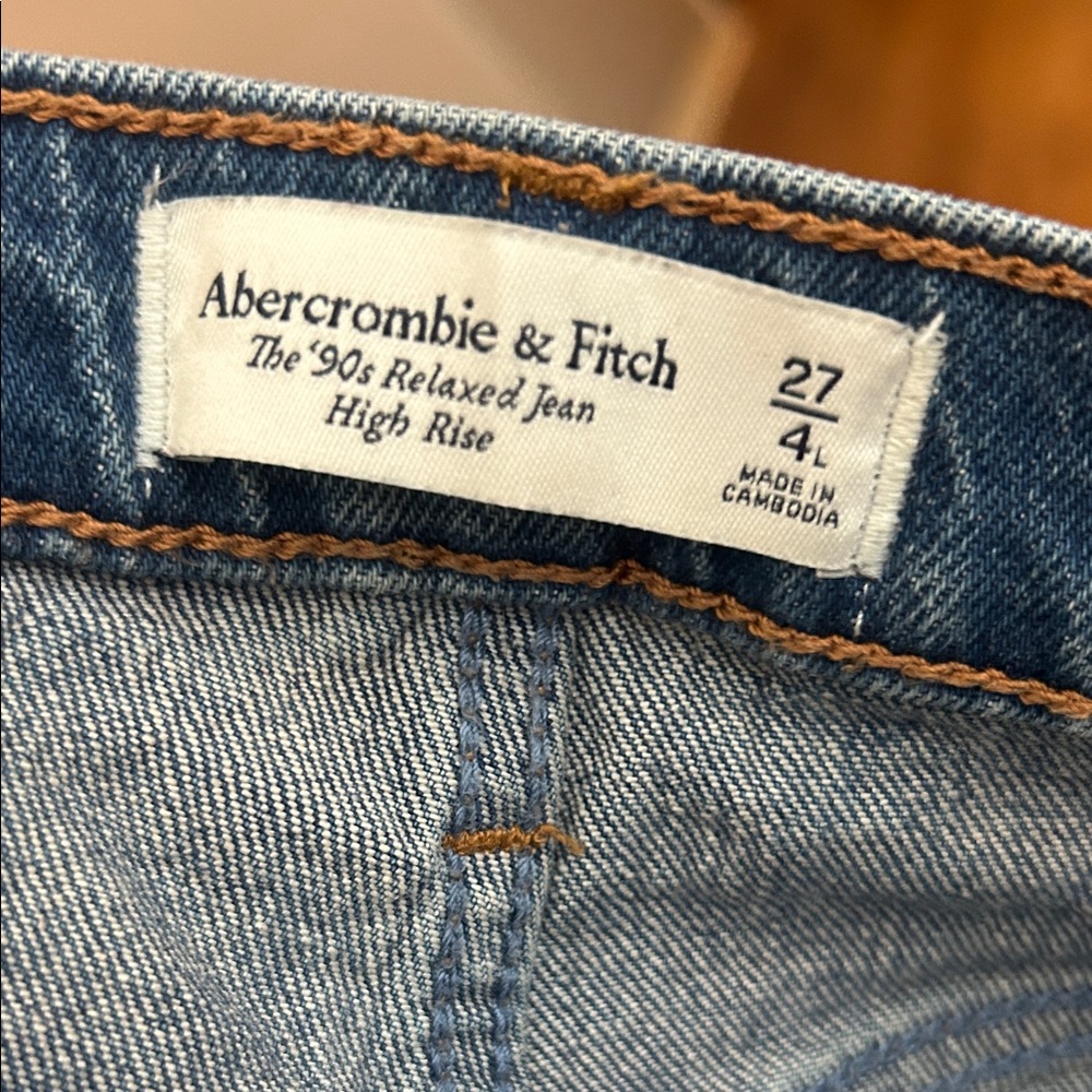 Abercrombie & Fitch Women’s Light Medium Blue Relaxed Jeans